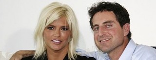 Photo: www.theinsider.com --Actress Anna Nicole Smith and her attorney Howard K. Stern in 2007