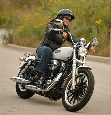 Photo female rider on a Harley Davidson motorcycle
