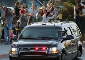 Photo: Terje "Terry" Canavarro/freelance photog -- Crowds greeted President Obama as he arrived by motorcade in Studio City for a star-studded fundraiser at actor George Clooney