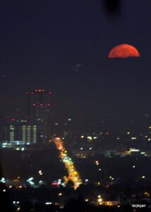 Photo: Terje "Terry" Canavarro/freelance photog -- The beginning of a supermoon shot from Glendale 5-5:30 a.m. May 5, 2012
