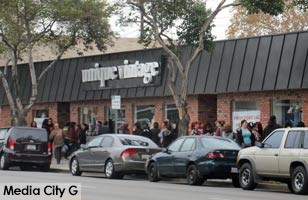 Photo: FLLewis / Media City G -- A line of bargain shoppers at Unique Vintage 2013 West Magnolia Blvd. Burbank January 23, 2016